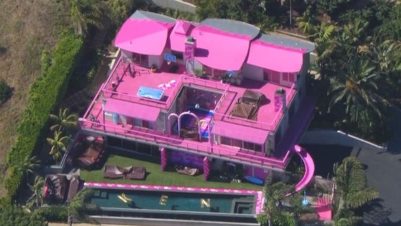 Die Barbie-Villa ist komplett Pink und hat natürlich auch eine Rutsche. (Bild: KameraOne)