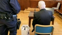 Der 65-Jährige muss sich seit Dienstagfrüh am Landesgericht Wiener Neustadt wegen Mordes verantworten. (Bild: APA/SOPHIA KILLINGER)