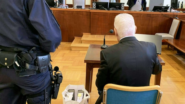 Der 65-Jährige muss sich seit Dienstagfrüh am Landesgericht Wiener Neustadt wegen Mordes verantworten. (Bild: APA/SOPHIA KILLINGER)