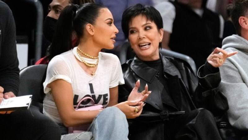 Kris Jenner ist für Kim Kardashian ein Vorbild bei der Kindererziehung. Ob sie selbst auch ab und zu ein Stamperl kippt, hat sie aber nicht verraten. (Bild: APA/AP Photo/Marcio Jose Sanchez)