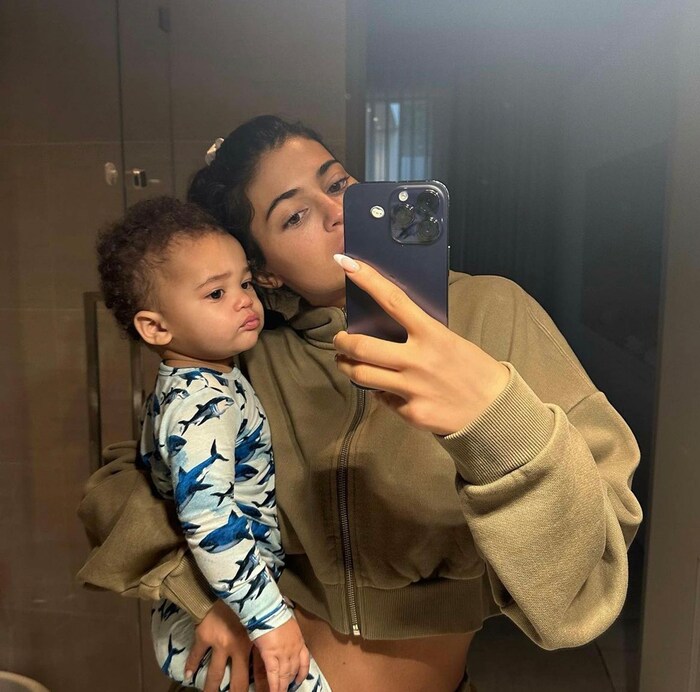 Fans sind verrückt nach dem kleinen Aire, der ebenso wie seine Schwester Stormi für Mamas Bilder einen süßen Hundeblick aufsetzen kann. 
