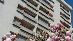 Mehrere Zeugen sahen einen Mann mit einer täuschend echt aussehenden Waffe am Balkon einer ...