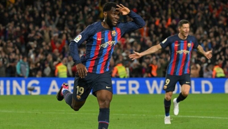 Franck Kessie (l.) steht (noch) beim FC Barcelona unter Vertrag. (Bild: APA/AFP/LLUIS GENE)