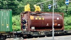 Die alarmierte Feuerwehr konnte die Situation unter Kontrolle bringen und das Leck abdichten. (Bild: Südtiroler Landesfeuerwehrverband)