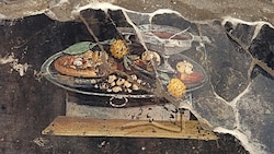 Auf dem Gemälde ist ein Fladenbrot abgebildet, das als Unterlage für verschiedene Früchte diente. (Bild: AFP)