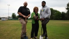 Coach Johansen, Obfrau Gappmayer und Quarterback Denton (v. l.) beim Spatenstich für die neue Heimat der Ducks. (Bild: Tröster Andreas)