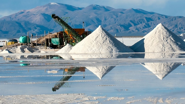 Ein Großteil der globalen Lithium-Vorräte liegt in den Salzebenen Südamerikas. Investoren aus aller Welt buhlen um Rohstoffpartnerschaften und Abbaurechte. (Bild: stock.adobe.com)