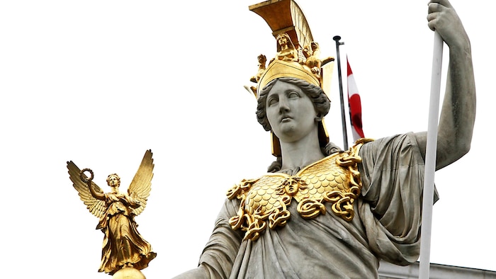 Anstelle der Pallas Athene hätte eigentlich die Austria stehen sollen, der Architekt des Parlaments wollte den Brunnen aber allen Völkern der Monarchie widmen