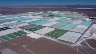 Jene Menschen, die in der Nähe der großen Lithium-Abbaugebiete leben, sollte man dazu besser nicht befragen (Bild: APA/AFP/Martin BERNETTI)