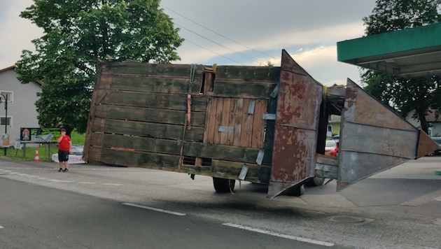 Ein ordentliches „Trum“: Der alte Schlauchturm wurde mit einem Radlader abtransporiiert.