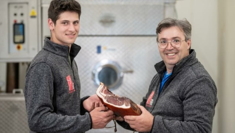 Metzger Hofmann und Neo-Chef Kraler (re.) bilden künftig das Chef-Duo des Betriebes. (Bild: VBF GmbH)