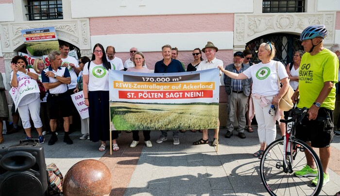 Vor allem das geplante Rewe-Lager stand im Mittelpunkt des Protests.