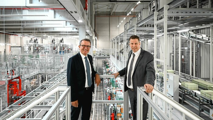 Jakob Leitner (l.), Geschäftsführer von Spar OÖ, mit Bernhard Thallinger, dem Leiter des Zentrallagers in Wels, in dem die vierte Ausbaustufe abgeschlossen wurde.