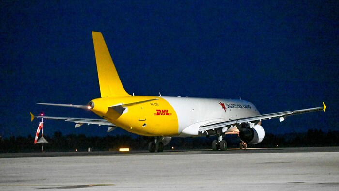 Von Montag bis Freitag heben im Auftrag von DHL Express täglich je ein Flugzeug nach Leipzig und Brüssel mit Fracht ab.