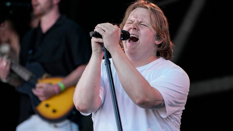 Der Sänger ist für seine emotionalen, herzergreifenden Songs und Texte bekannt. (Bild: Scott Garfitt/Invision/AP)