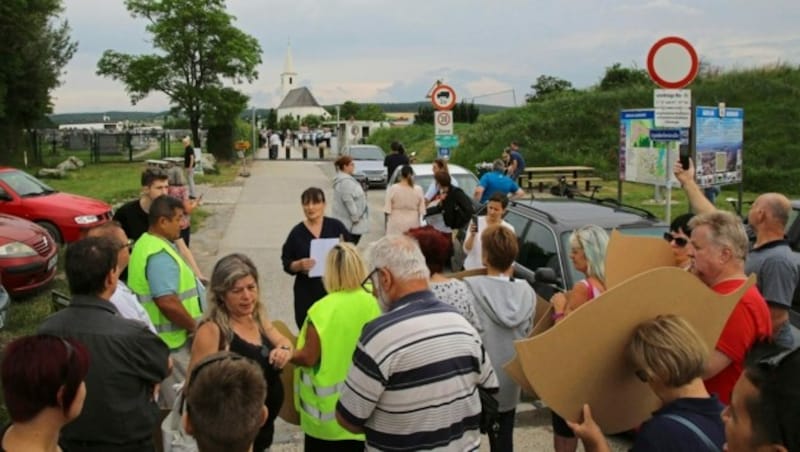 Im Talk mit ihrer Bürgermeisterin demonstrierten Bürger aus Agendorf gegen die Poller auf der Straße nach Schattendorf. (Bild: Grammer Karl)