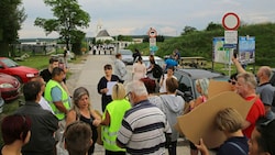 Ungarn demonstrierten gegen die neue Grenzregelung in Schattendorf. (Bild: Grammer Karl)