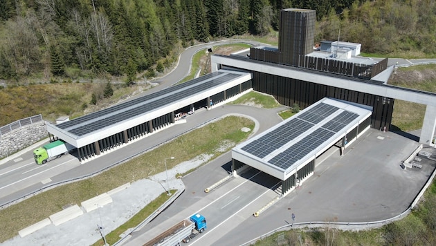 Auf den Südportalen des Bosrucktunnels wurde die neue PV-Anlage errichtet. (Bild: Asfinag)