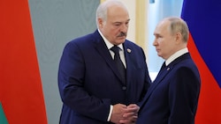 Wenn die russisch-weißrussische Darstellung stimmt, hat der „kleine“ Lukaschenko dem „großen“ Putin am Wochenende massiv aus der Patsche geholfen. (Bild: APA/AFP/SPUTNIK/MIKHAIL KLIMENTYEV)
