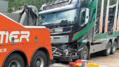 Der Holztransporter musste zuerst entladen werden, bevor er abgeschleppt werden konnte. (Bild: Bezirksfeuerwehrkommando Steyr-Land, Krone KREATIV)