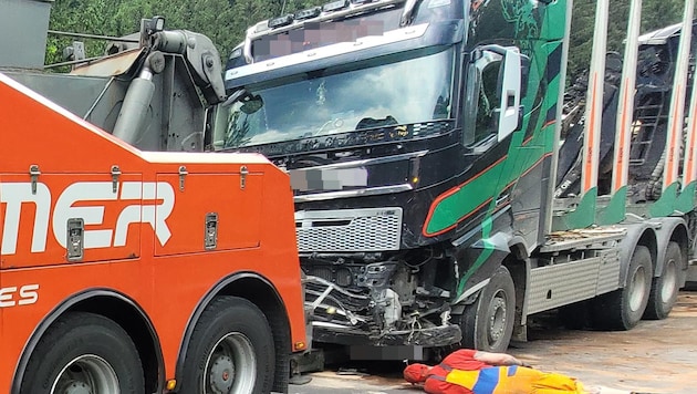 Der Holztransporter musste zuerst entladen werden, bevor er abgeschleppt werden konnte. (Bild: Bezirksfeuerwehrkommando Steyr-Land, Krone KREATIV)