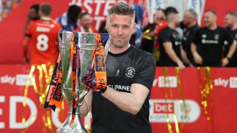 Luton-Coach Rob Edwards mit der Championship-Trophäe. (Bild: APA/AFP/Adrian DENNIS)