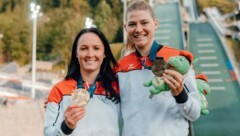 Jacqueline Seifriedsberger bejubelt die Goldmedaille, Sara Marita Kramer erfreut sich über Bronze. (Bild: GEPA pictures)