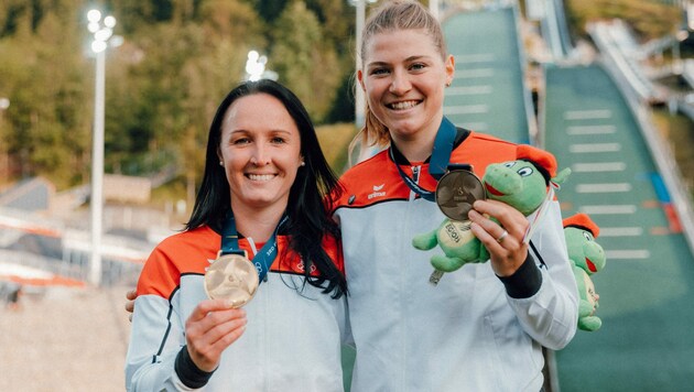 Jacqueline Seifriedsberger bejubelt die Goldmedaille, Sara Marita Kramer erfreut sich über Bronze. (Bild: GEPA pictures)