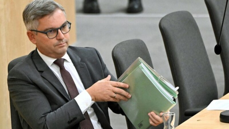 Die Teuerung reißt im kommenden Jahr ein Loch von 20 Milliarden Euro ins Budget des Finanzministers. (Bild: APA/HELMUT FOHRINGER)