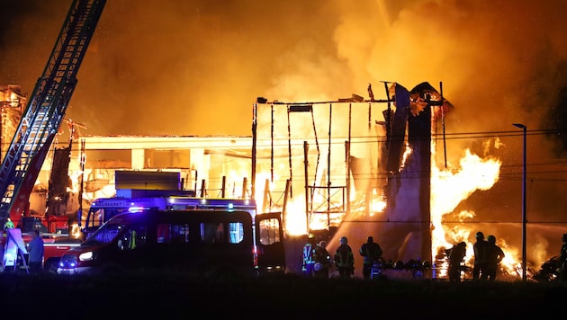 23 Feuerwehren sind bei dem Großbrand in einer Tischlerei im Bezirk Grieskirchen im Einsatz (Bild: Laumat)