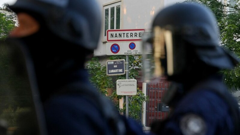 Die Polizei gilt in vielen Pariser Vororten als Feindbild. Der jüngste tödliche Polizeieinsatz hat diese Ressentiments weiter verstärkt. (Bild: APA/AFP/Zakaria ABDELKAFI)