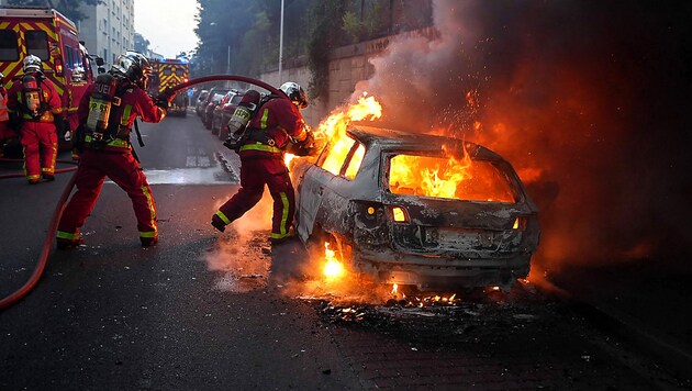 Wut gegen die Polizei schlug in Gewalt um. (Bild: APA/AFP/Zakaria ABDELKAFI)