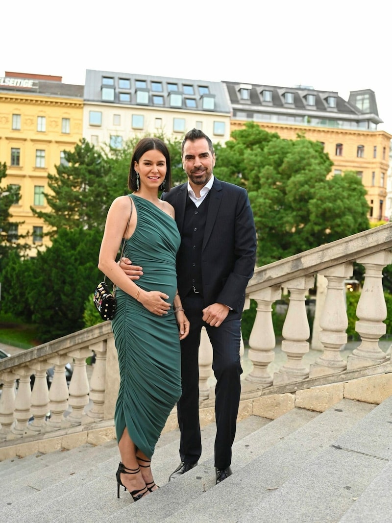 Verliebt wie am ersten Tag: Model Kerstin Lechner und ihr Mann, Unternehmer Kari Ochsner, hatten eine kleine Überraschung mit. (Bild: Markus Wenzel)