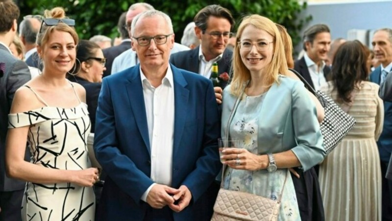 Alexandra Halouska (li.) mit dem geschäftsführenden „Krone“-Chefredakteur Klaus Herrmann und seiner Karin. (Bild: Markus Wenzel)