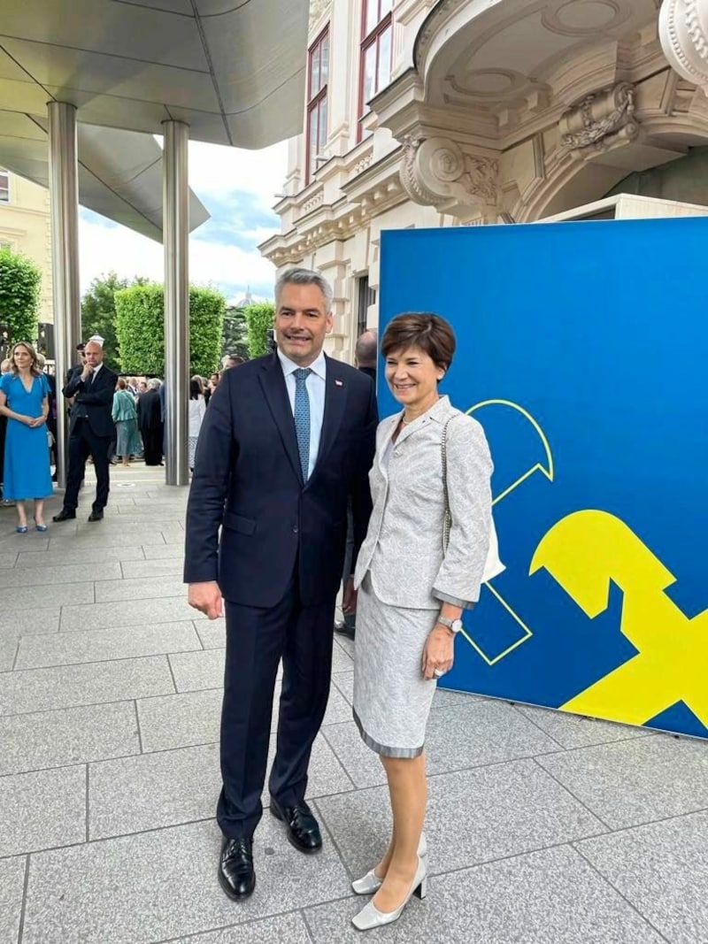 Bundeskanzler Karl Nehammer mit Michaela Kepplinger-Mitterlehner. (Bild: Andreas Tischler)