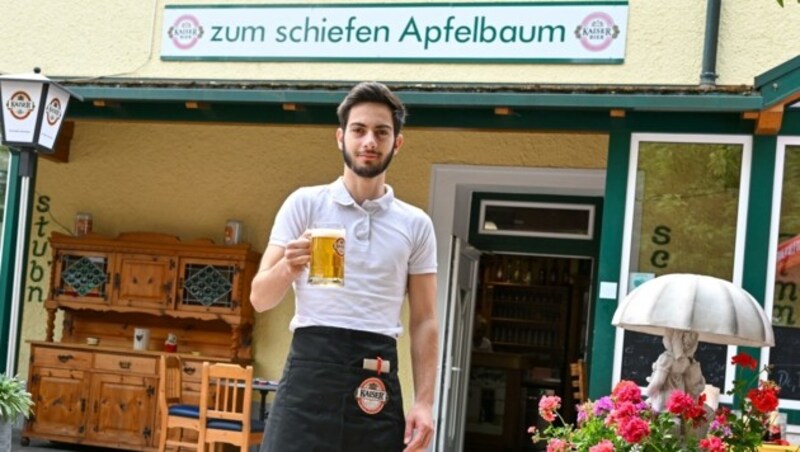 Kellner Delil serviert in einem der schönsten Gastgärten von Linz eine Halbe Bier - ab sofort hat der „Schiefe“ wieder von Dienstag bis Sonntag offen. (Bild: Dostal Harald)