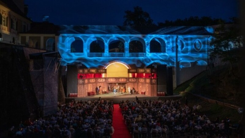 Die Bühne im Graben des Schlosses Lamberg wird beim Musikfestival bespielt (Bild: Peter C.Mayr)