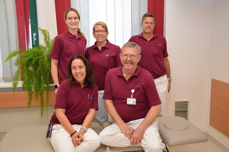 Das Team des Zentrums für Altersmedizin mit der ärztlichen Leiterin Elke Maurer und Wolfgang Mühlberger (vorne von links) sowie Nadine Winkler, Katja Winter und Oberarzt Manfred Körner (hinten). (Bild: Landesklinikum Waidhofen an der Thaya)