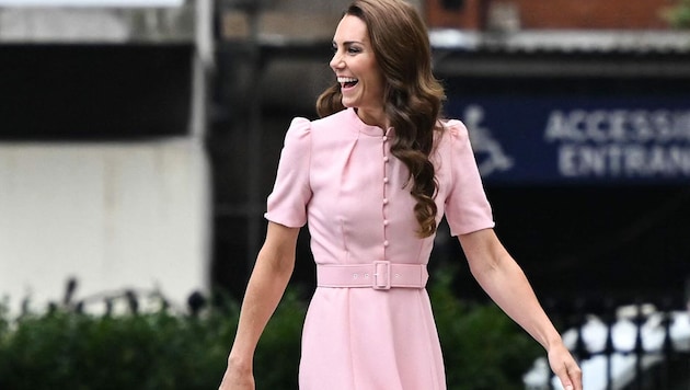 Prinzessin Kate stellte mit diesem Look ihr Trendgespür unter Beweis. (Bild: APA/AFP/JUSTIN TALLIS)