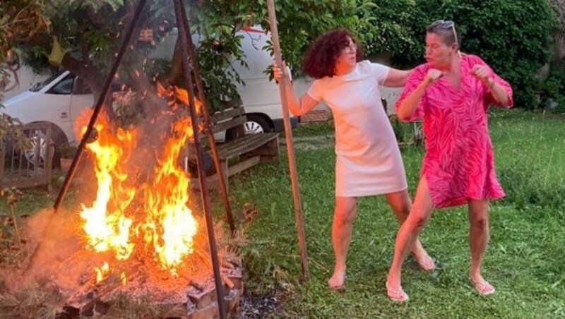 Mit viel Spaß und einem kleinen Fest wurde die Douglasie dem Feuer übergeben. (Bild: Uschi Zezelitsch)