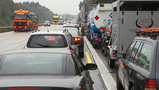 Kilometre-long traffic jams probably caused annoyance for many drivers on Monday morning. (Bild: KRONEN ZEITUNG)