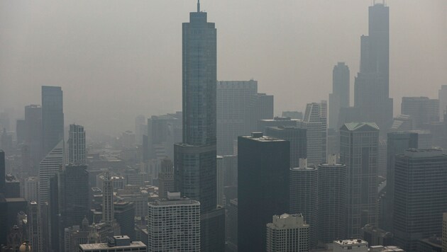 Die US-Stadt Chicago kämpft derzeit mit als „ungesund“ eingestufter Luft. Den Einwohnern wird empfohlen, von anstrengenden Aktivitäten abzusehen und die Zeit im Freien zu begrenzen. (Bild: APA/AFP/KAMIL KRZACZYNSKI)