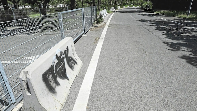 Mit Gittern und Betonklötzen geht man in Oberlaa gegen Raser vor. (Bild: Jöchl Martin)