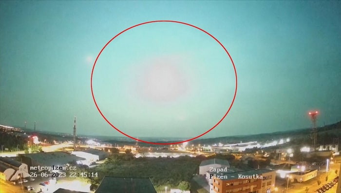 Zum Zeitpunkt der Explosion war der Meteor heller als der Vollmond.
