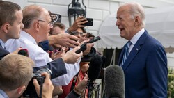 Biden am Dienstag in Washington, wo ihm der Patzer unterlief, der ihm offenbar nicht auffiel. (Bild: APA/AFP/Jim WATSON)