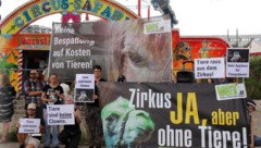 Der Tierschutzverein demonstrierte am Mittwoch zum wiederholten Male vor dem Circus Safari. (Bild: Verein gegen Tierfabriken Twitter)