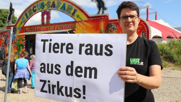 „Tiere raus aus dem Zirkus“ - Die Botschaft der Demonstranten ist deutlich. (Bild: Verein gegen Tierfabriken Twitter)