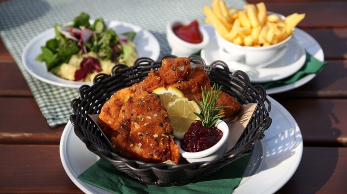 Restaurants müssen eine zusätzliche Servicegebühr deklarieren.