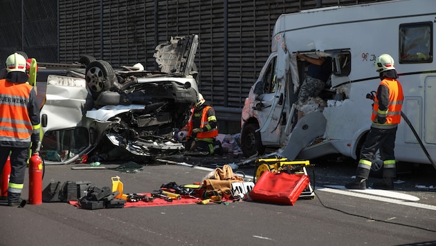 Der Kleinbus hatte sich überschlagen und war dabei in ein Wohnmobil gekracht. (Bild: laumat.at/Matthias Lauber)