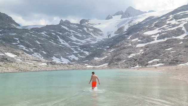 Benjamin vom BRG Enns traute sich als einziger Teilnehmer der Gletscher-Expedition in den Eissee (Bild: Schütz Markus)